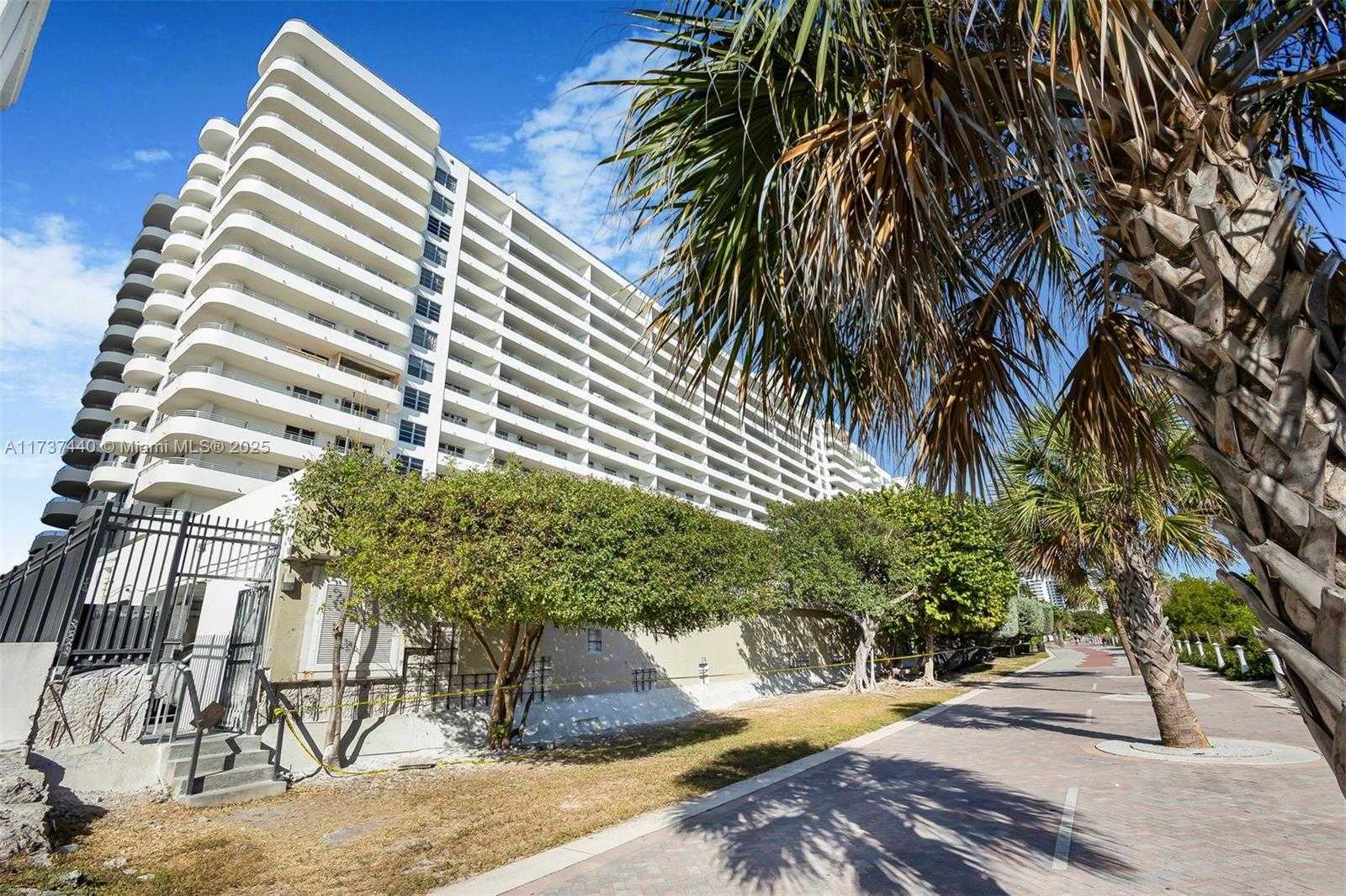 Small Image of 5555 COLLINS AVE #16L, Miami Beach Number 52