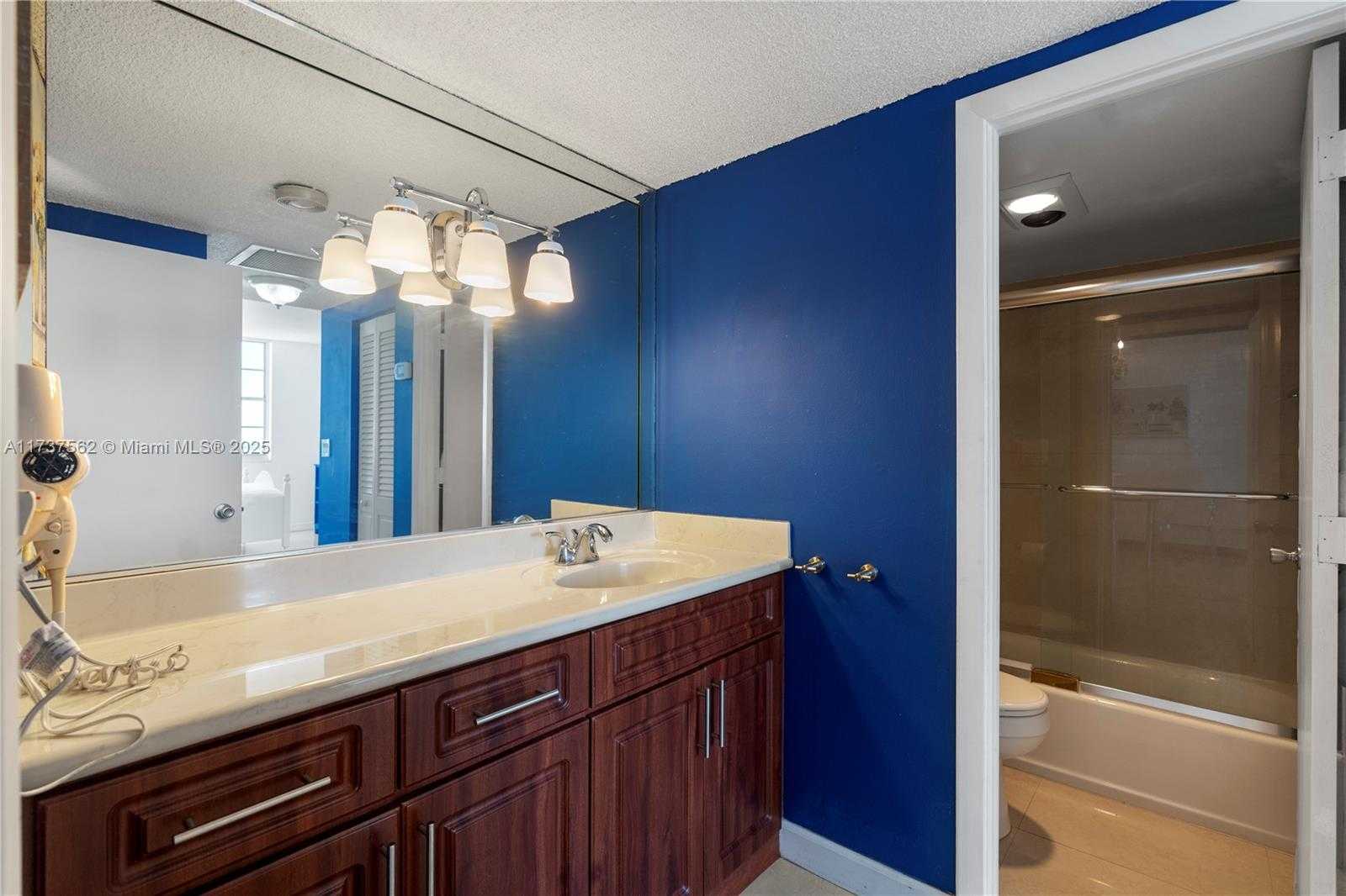 Small Image of 300 BAYVIEW DR #1112, Sunny Isles Beach Number 21
