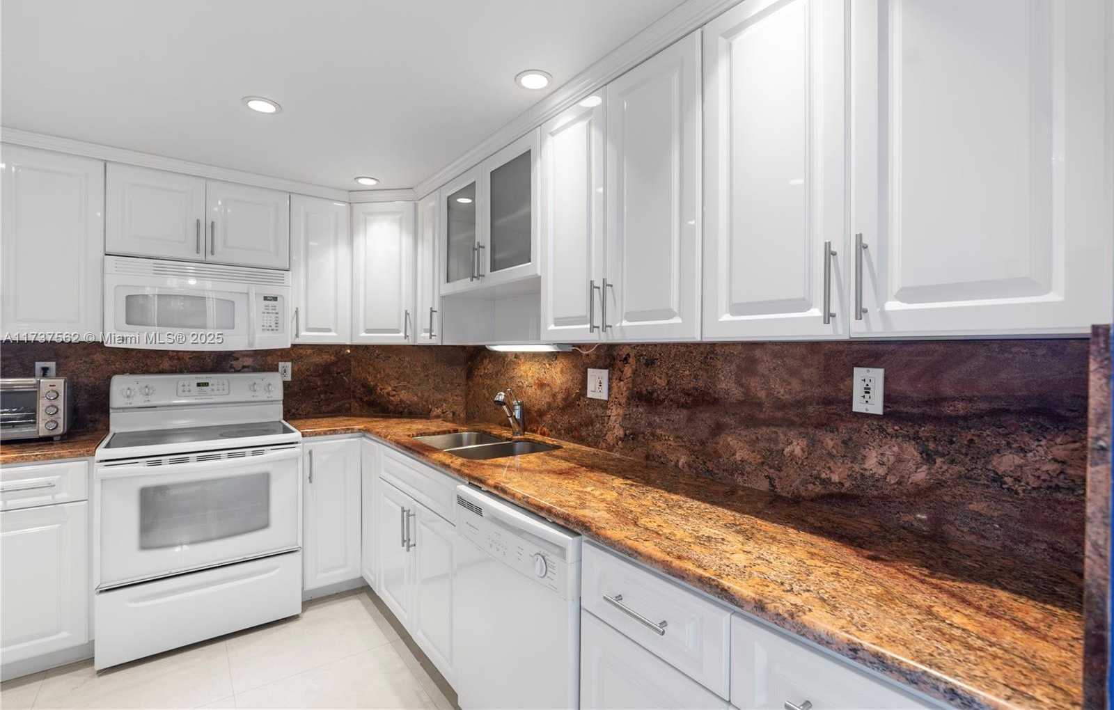 Small Image of 300 BAYVIEW DR #1112, Sunny Isles Beach Number 25