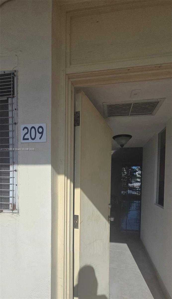 Small Image of 2905 POINT EAST DR #L209, Aventura Number 3