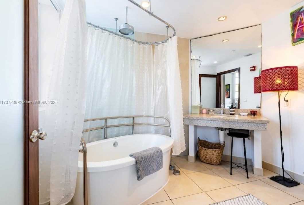 Small Image of 1036 OCEAN DR #B201, Miami Beach Number 8