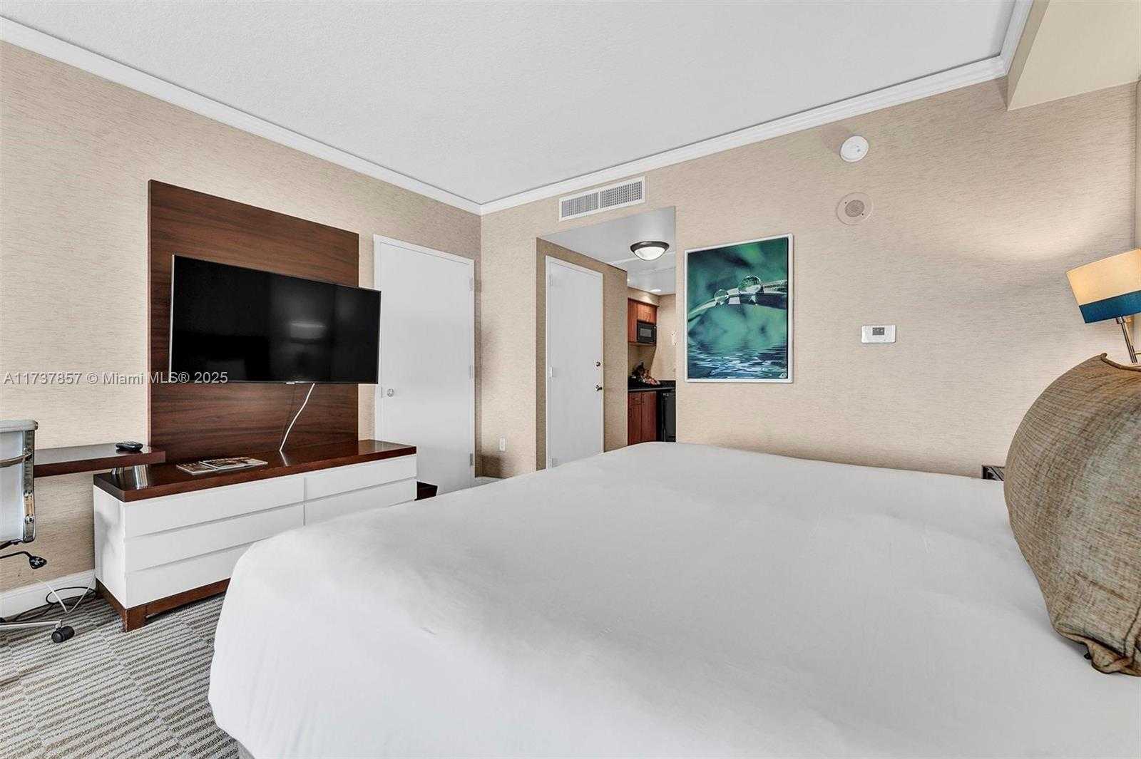 Small Image of 18001 Collins Ave, Sunny Isles Beach, FL 33160, USA Number 15