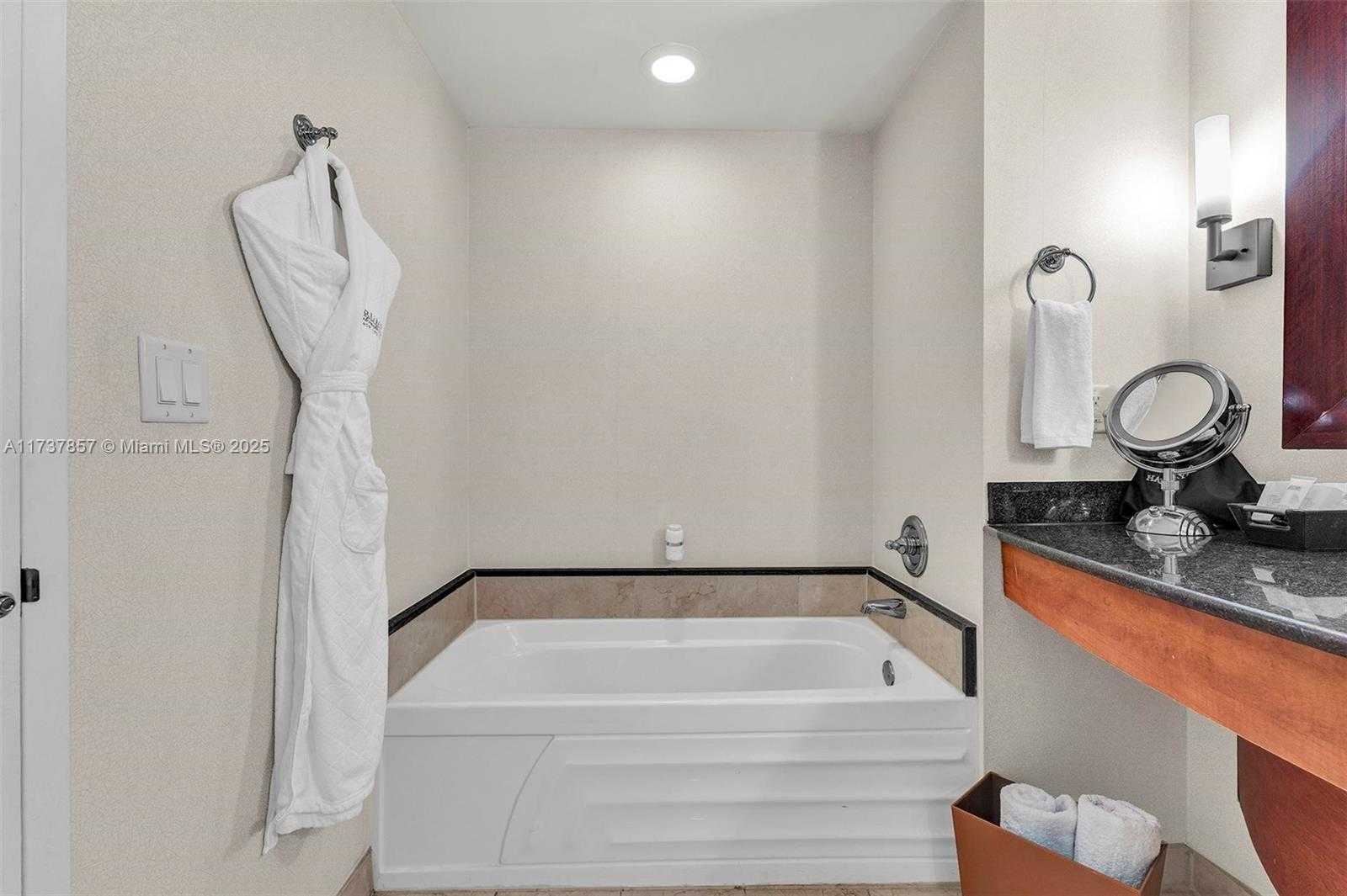 Small Image of 18001 Collins Ave, Sunny Isles Beach, FL 33160, USA Number 20