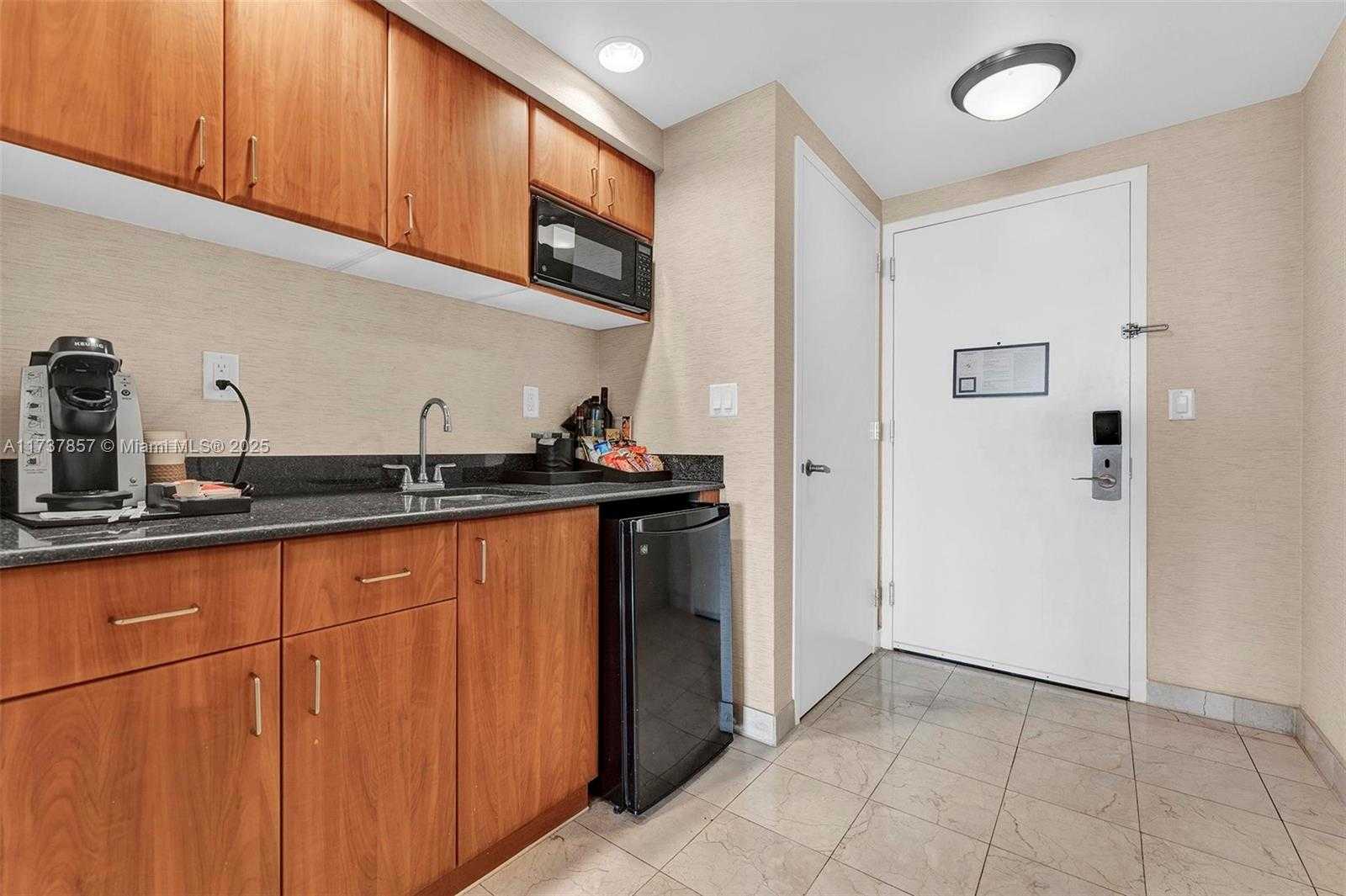 Small Image of 18001 Collins Ave, Sunny Isles Beach, FL 33160, USA Number 8