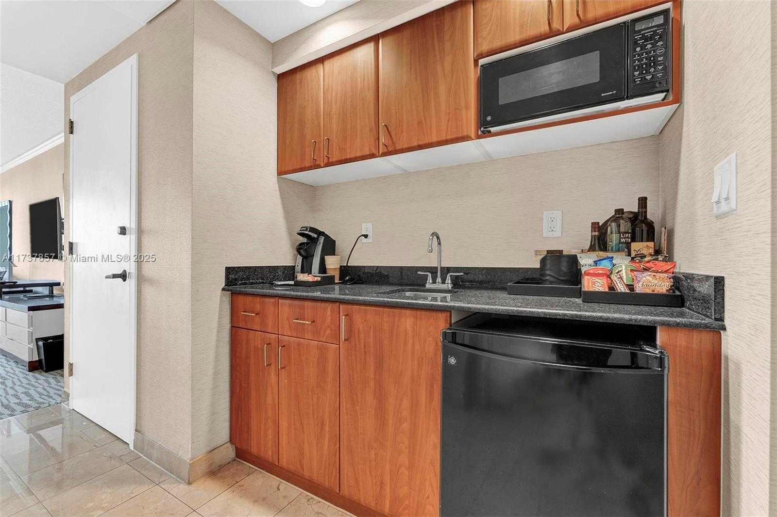Small Image of 18001 Collins Ave, Sunny Isles Beach, FL 33160, USA Number 9