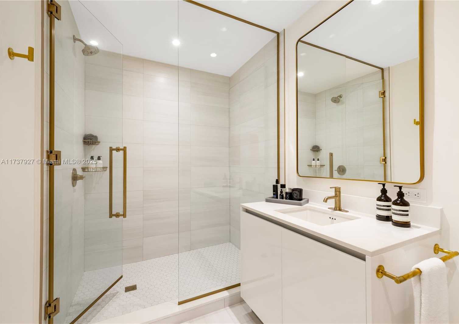 Small Image of 2678 TIGERTAIL AVE #302, Coconut Grove Number 17