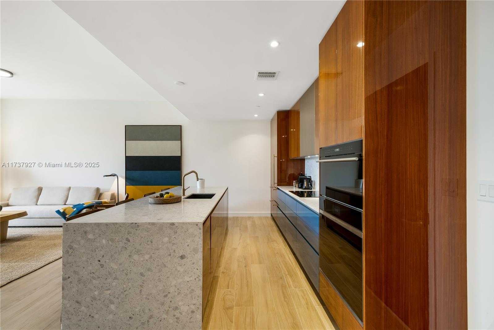 Small Image of 2678 TIGERTAIL AVE #302, Coconut Grove Number 4