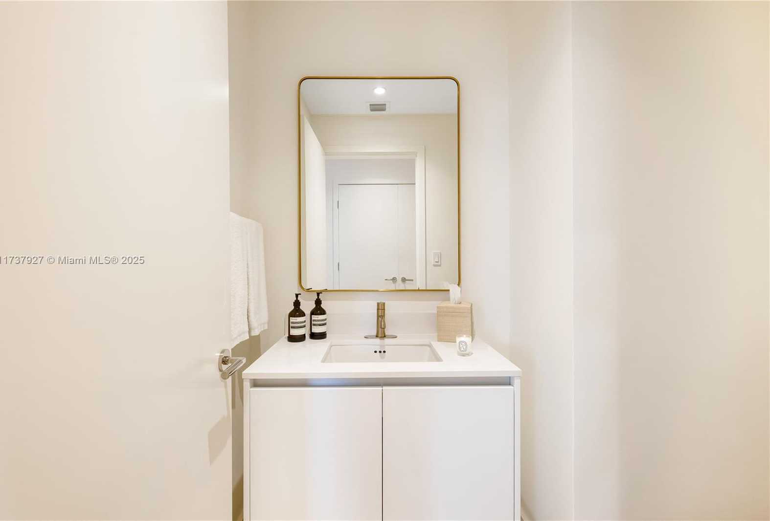 Small Image of 2678 TIGERTAIL AVE #302, Coconut Grove Number 9