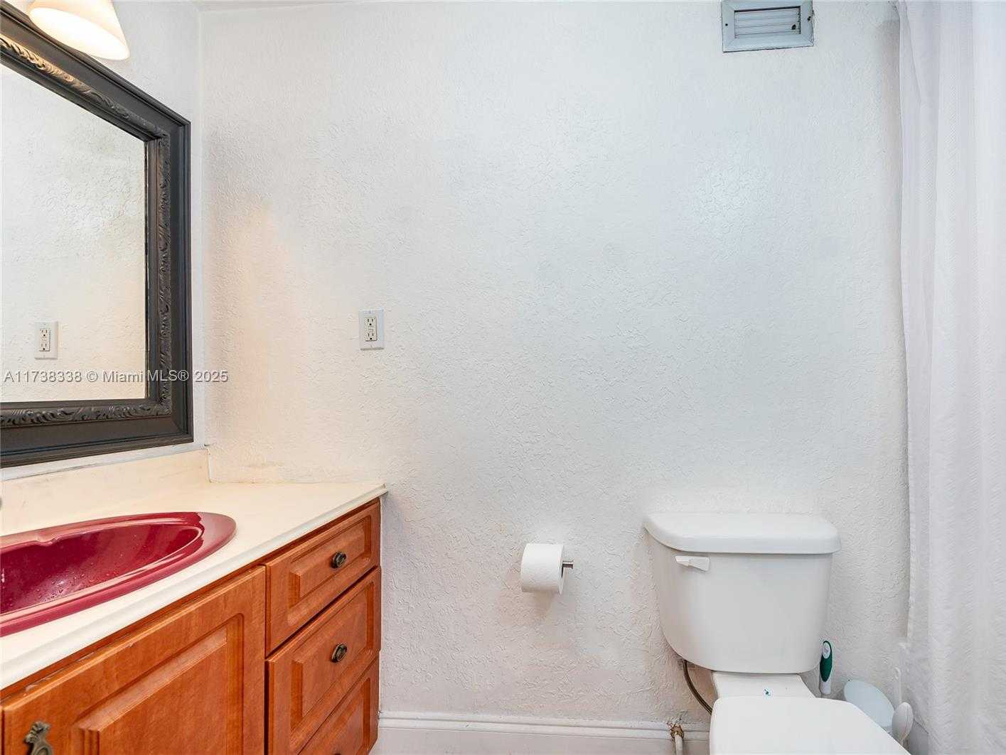 Small Image of 2899 COLLINS AVE #833, Miami Beach Number 6