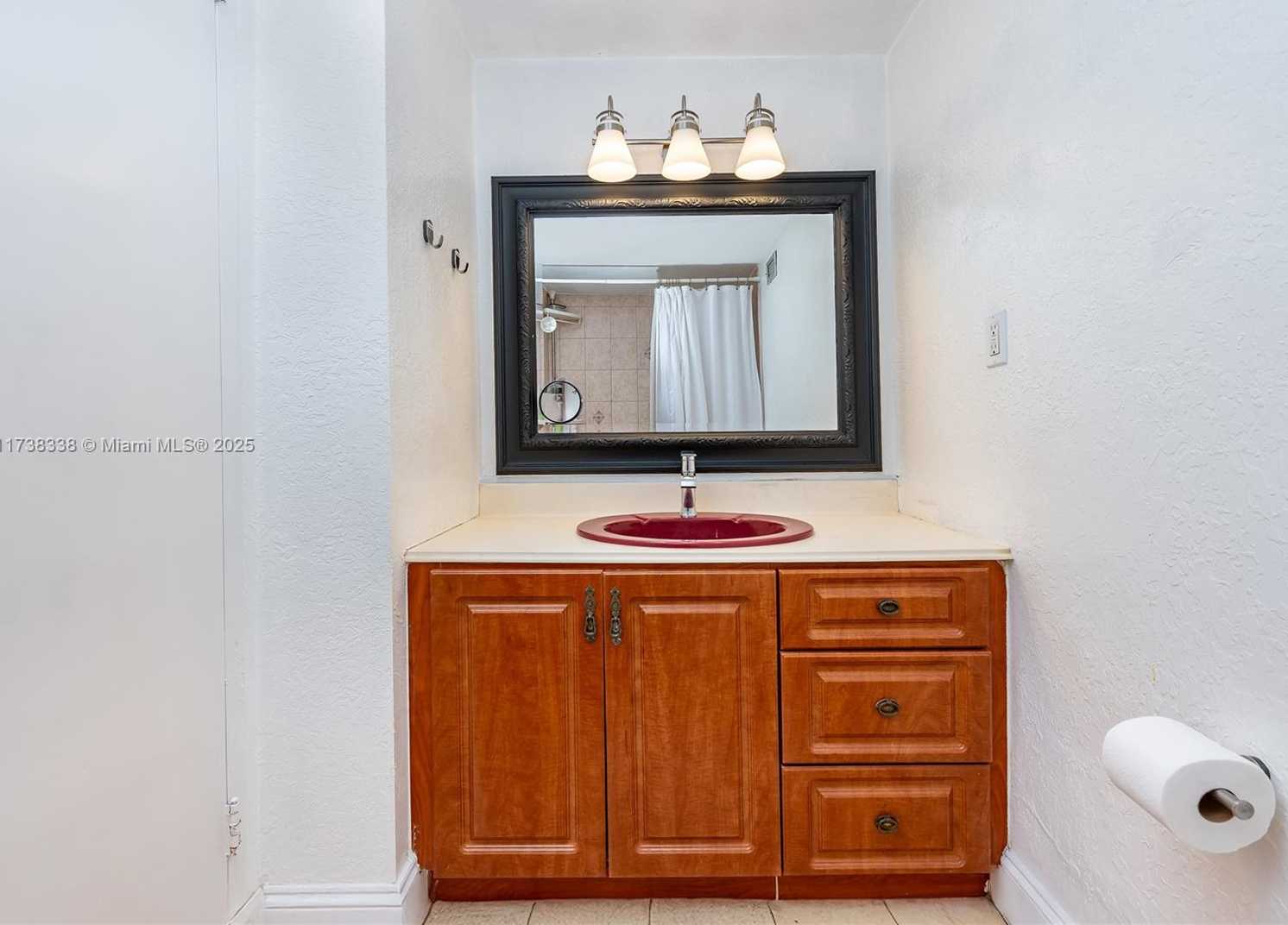 Small Image of 2899 COLLINS AVE #833, Miami Beach Number 8