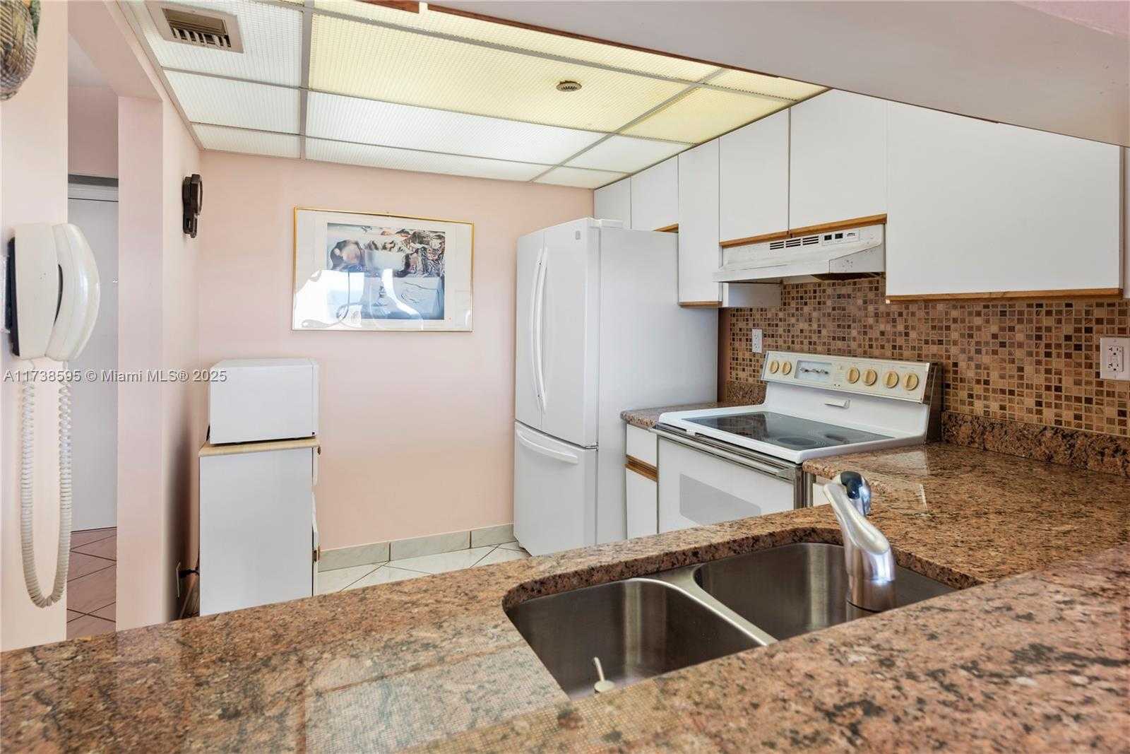 Small Image of 2555 COLLINS AVE #2005, Miami Beach Number 20