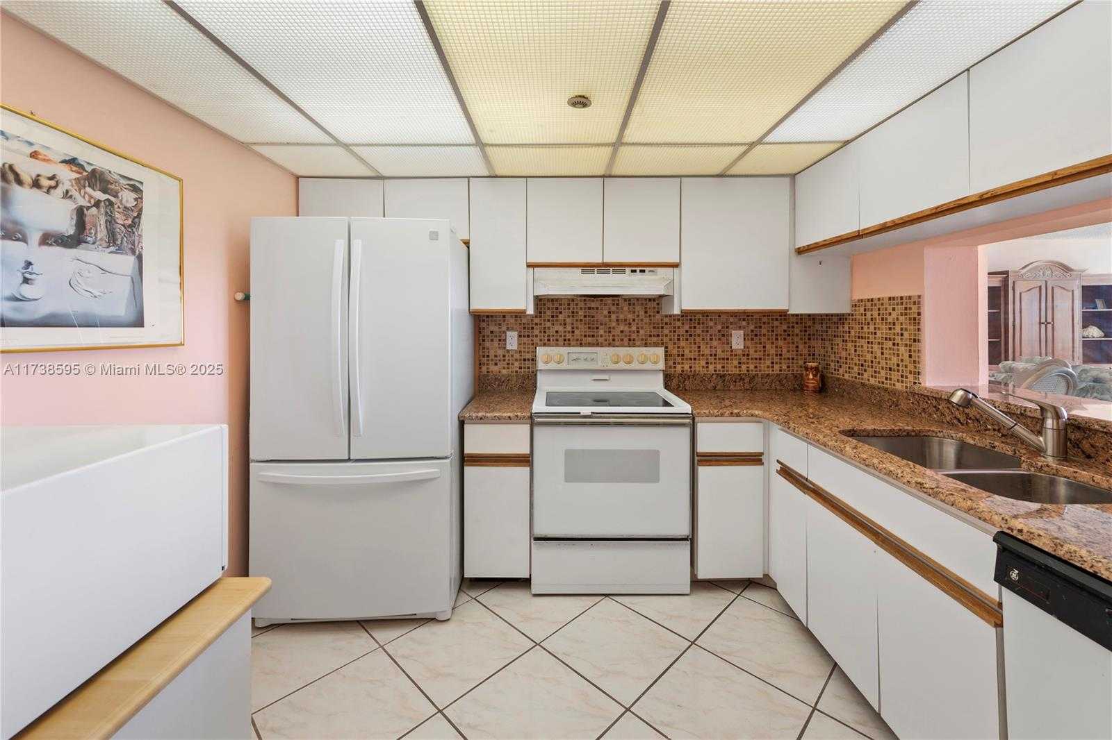 Small Image of 2555 COLLINS AVE #2005, Miami Beach Number 21