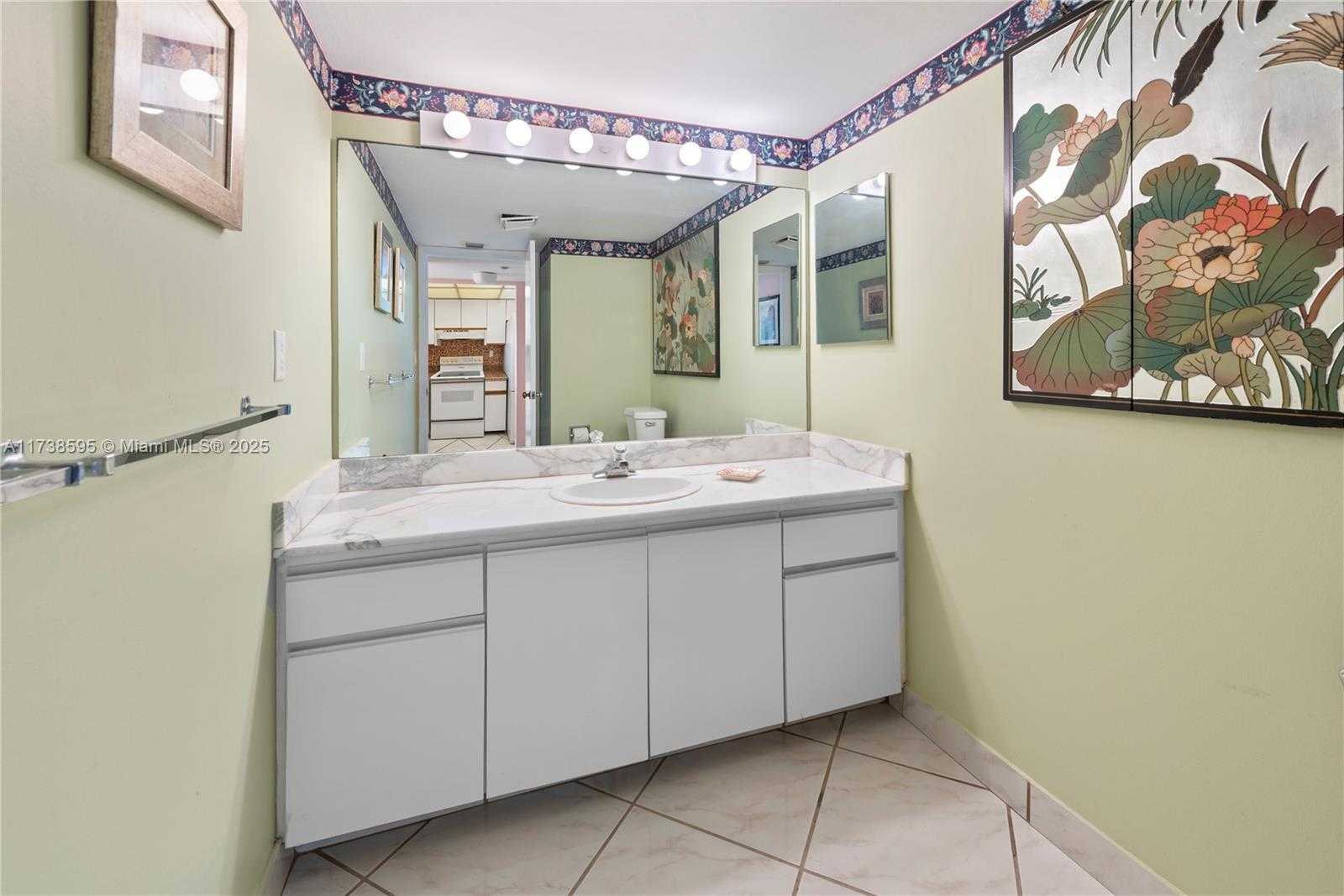 Small Image of 2555 COLLINS AVE #2005, Miami Beach Number 24