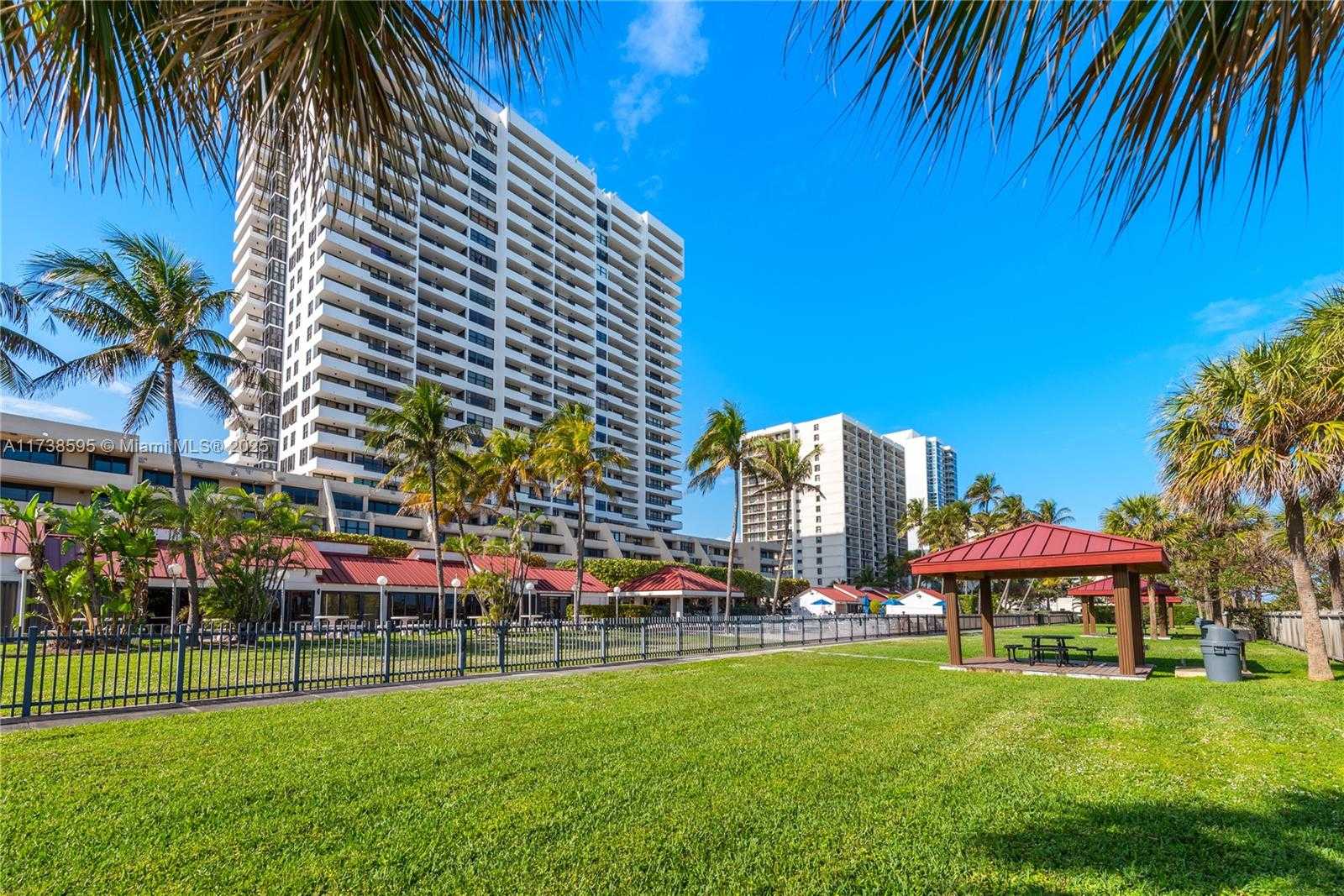 Small Image of 2555 COLLINS AVE #2005, Miami Beach Number 59