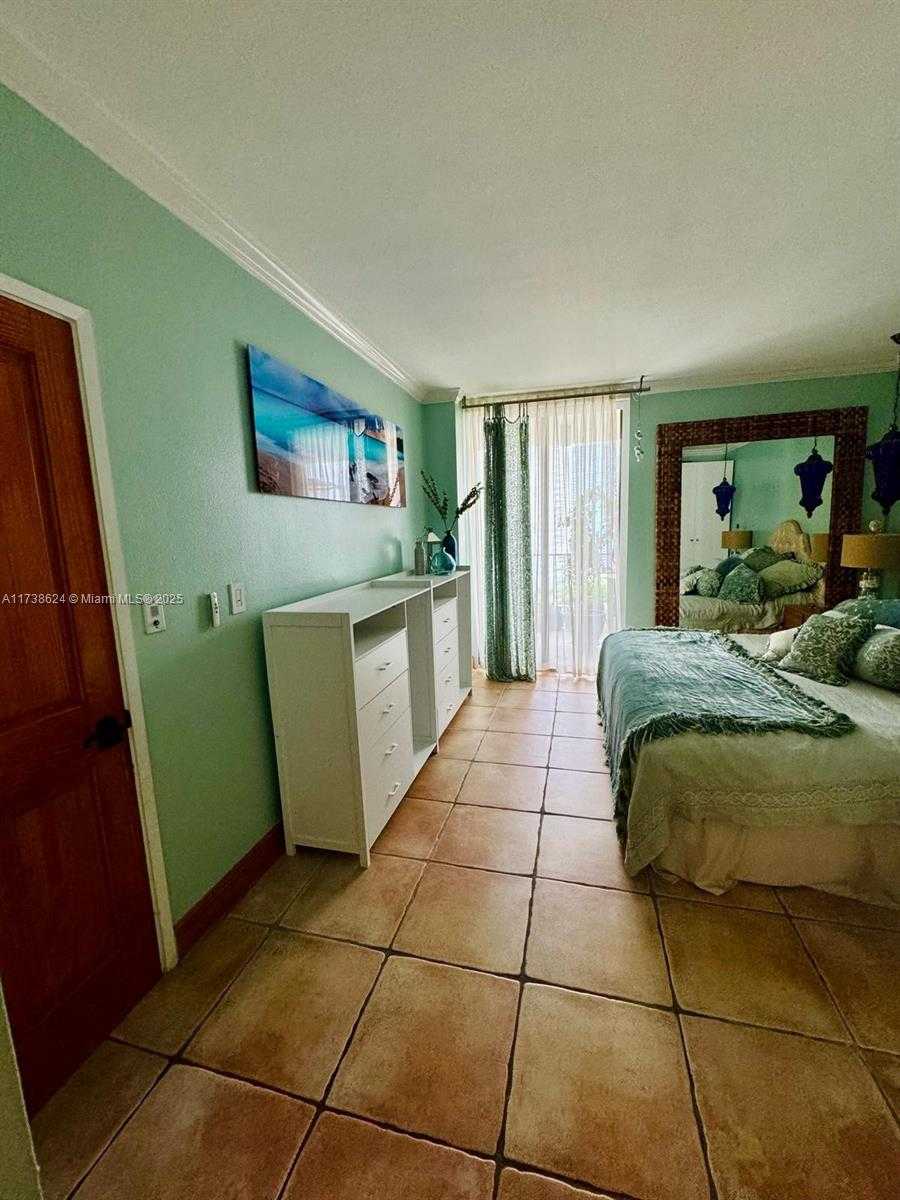 Small Image of 520 BRICKELL KEY DR #A1912, Miami Number 4