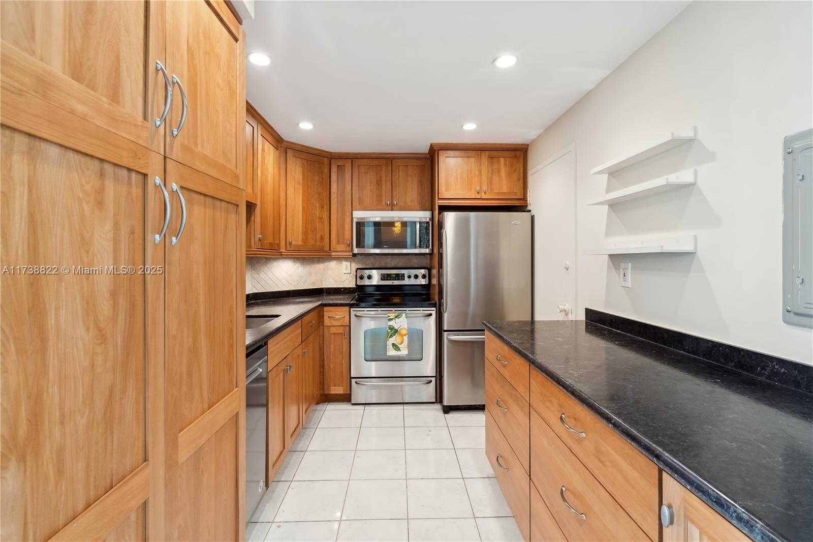 Small Image of 500 BAYVIEW DR #1419, Sunny Isles Beach Number 2