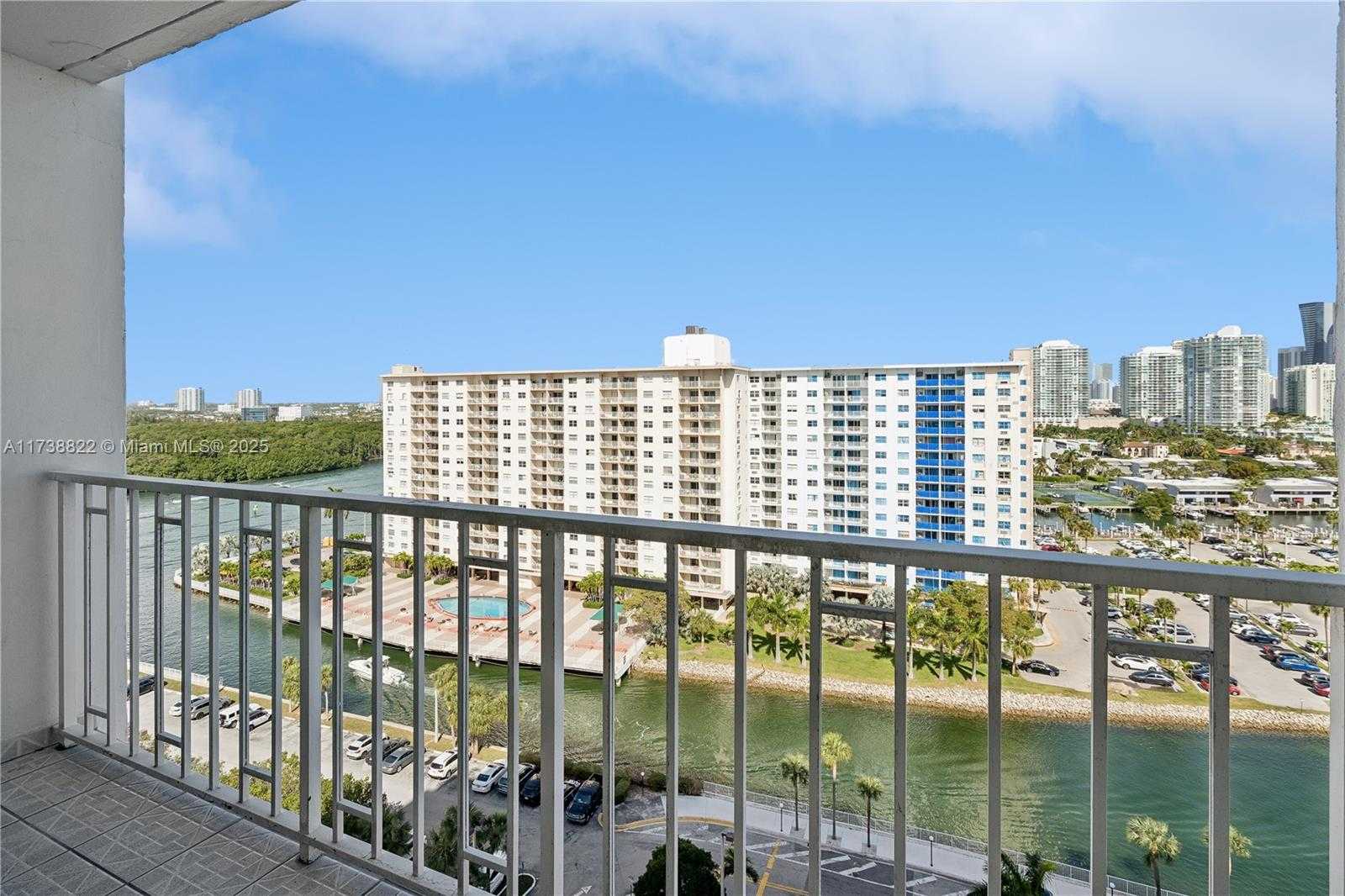Small Image of 500 BAYVIEW DR #1419, Sunny Isles Beach Number 5