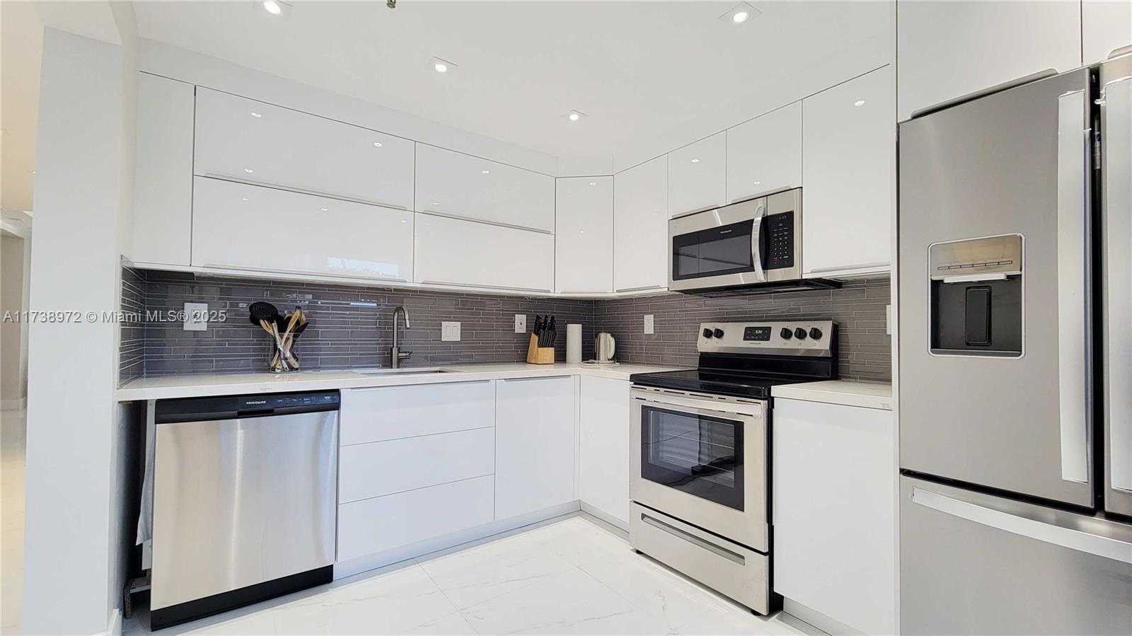 Small Image of 369 POINCIANA DR #1115, Sunny Isles Beach Number 2