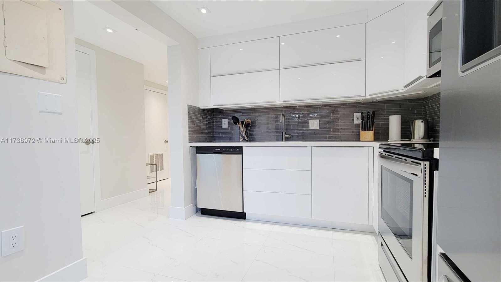 Small Image of 369 POINCIANA DR #1115, Sunny Isles Beach Number 5