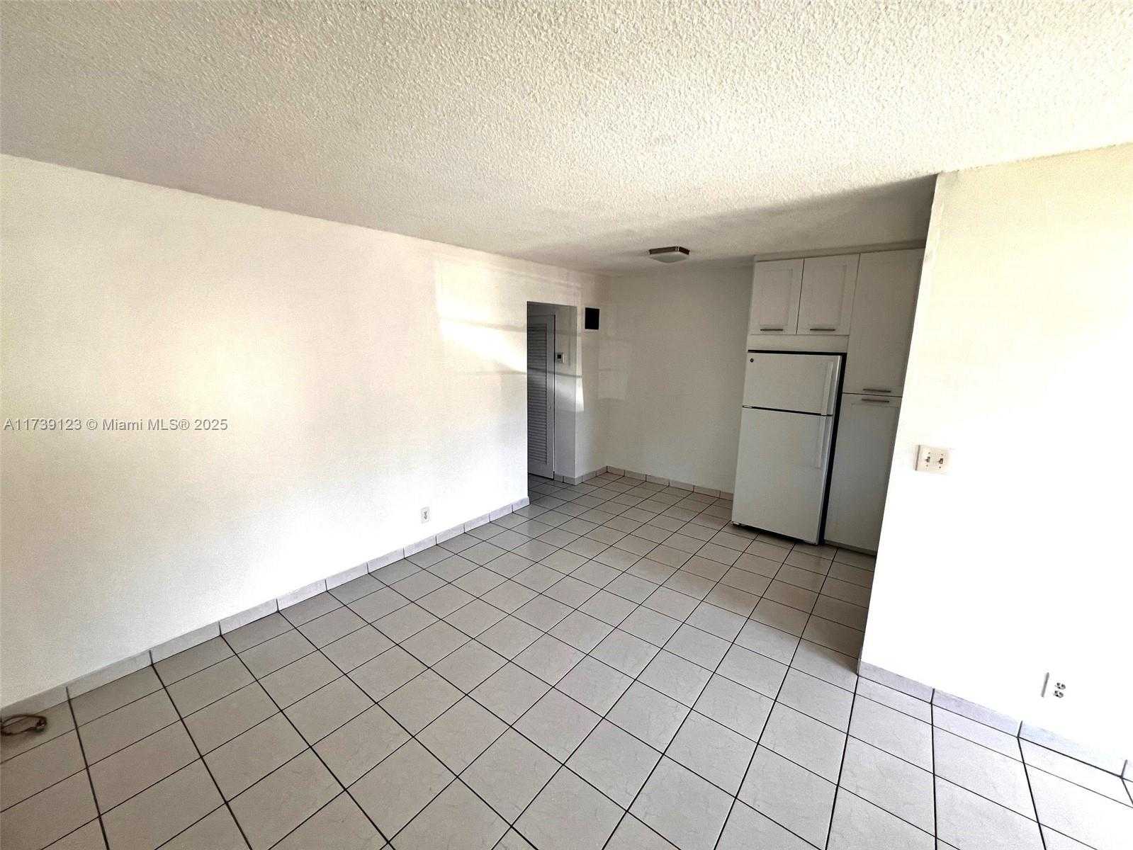 Small Image of 2145 PIERCE ST #105, Hollywood Number 2