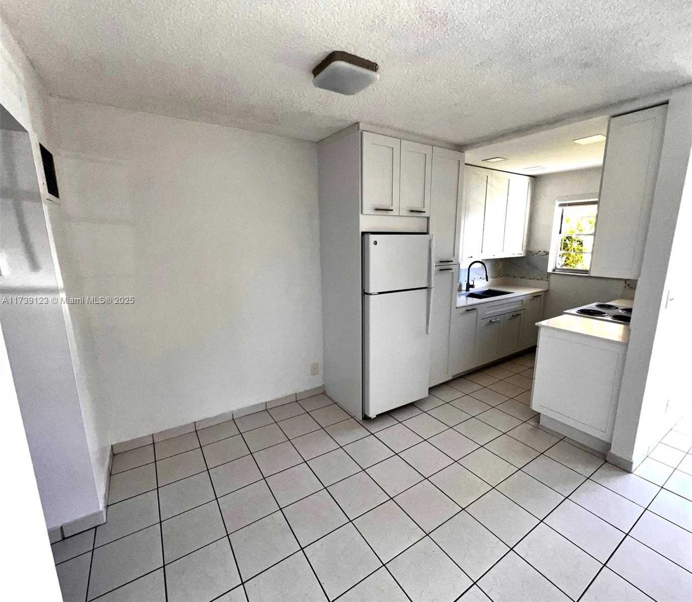 Small Image of 2145 PIERCE ST #105, Hollywood Number 4