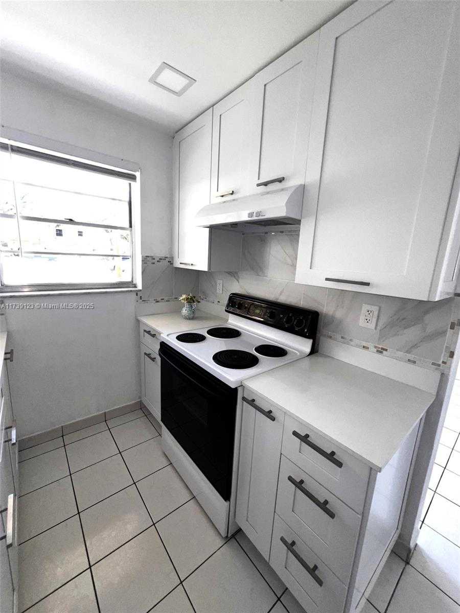 Small Image of 2145 PIERCE ST #105, Hollywood Number 8