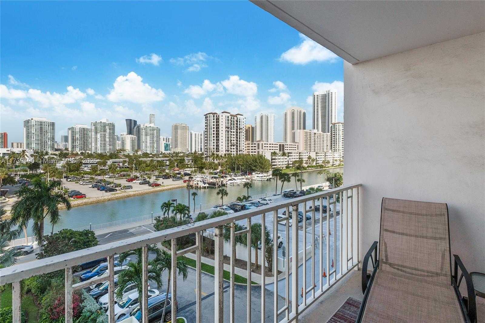 Small Image of 500 BAYVIEW DR #517, Sunny Isles Beach Number 2