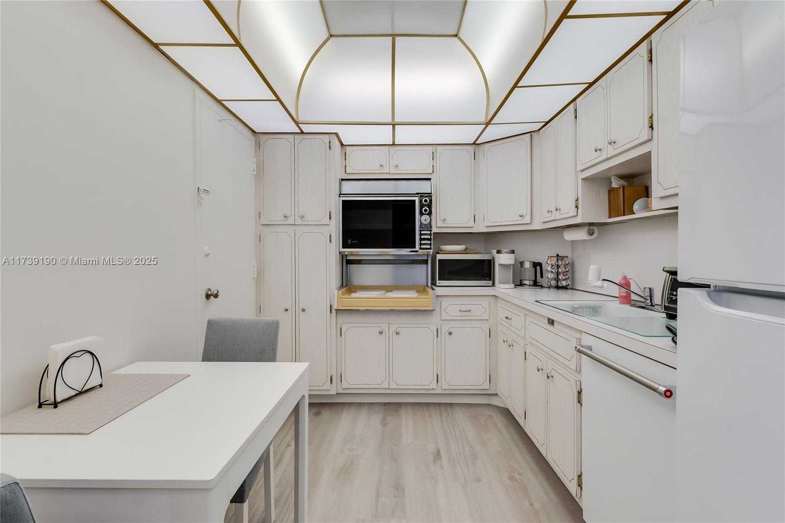Small Image of 500 BAYVIEW DR #517, Sunny Isles Beach Number 3