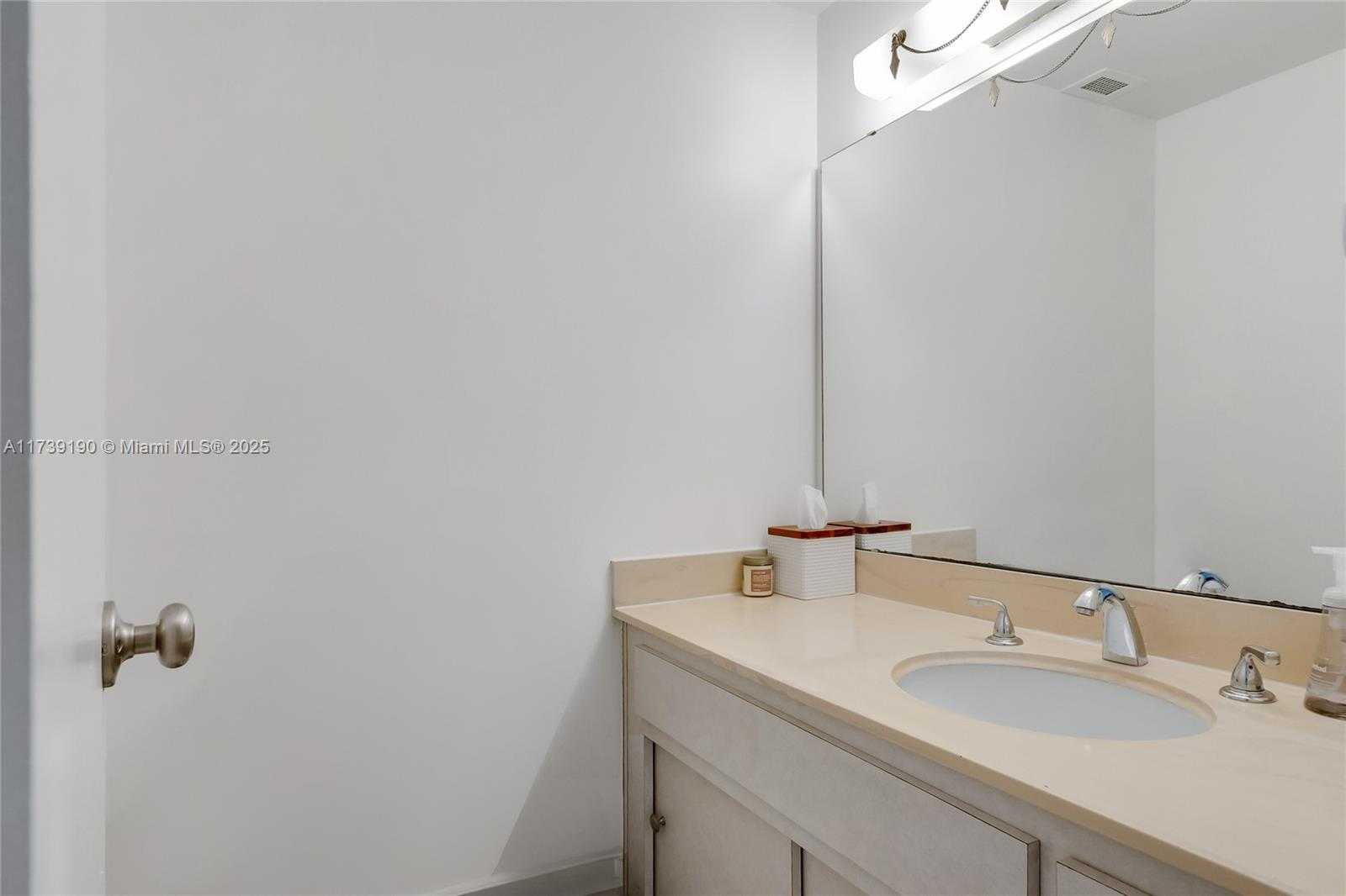 Small Image of 500 BAYVIEW DR #517, Sunny Isles Beach Number 6