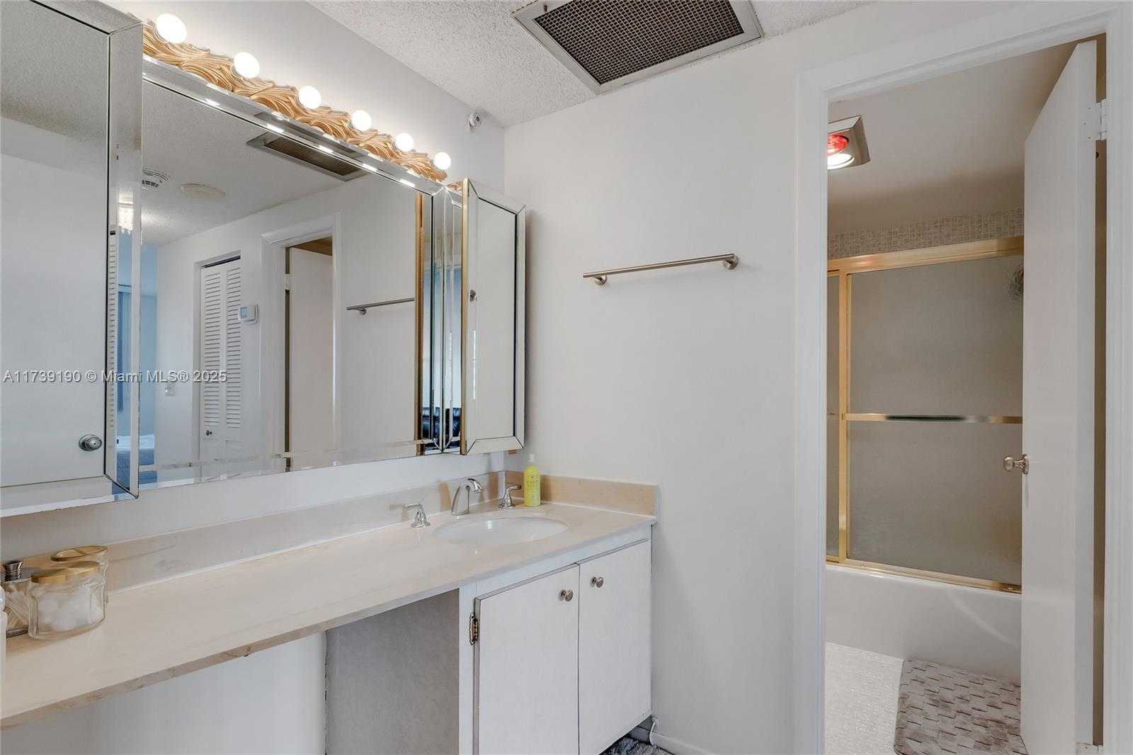 Small Image of 500 BAYVIEW DR #517, Sunny Isles Beach Number 9