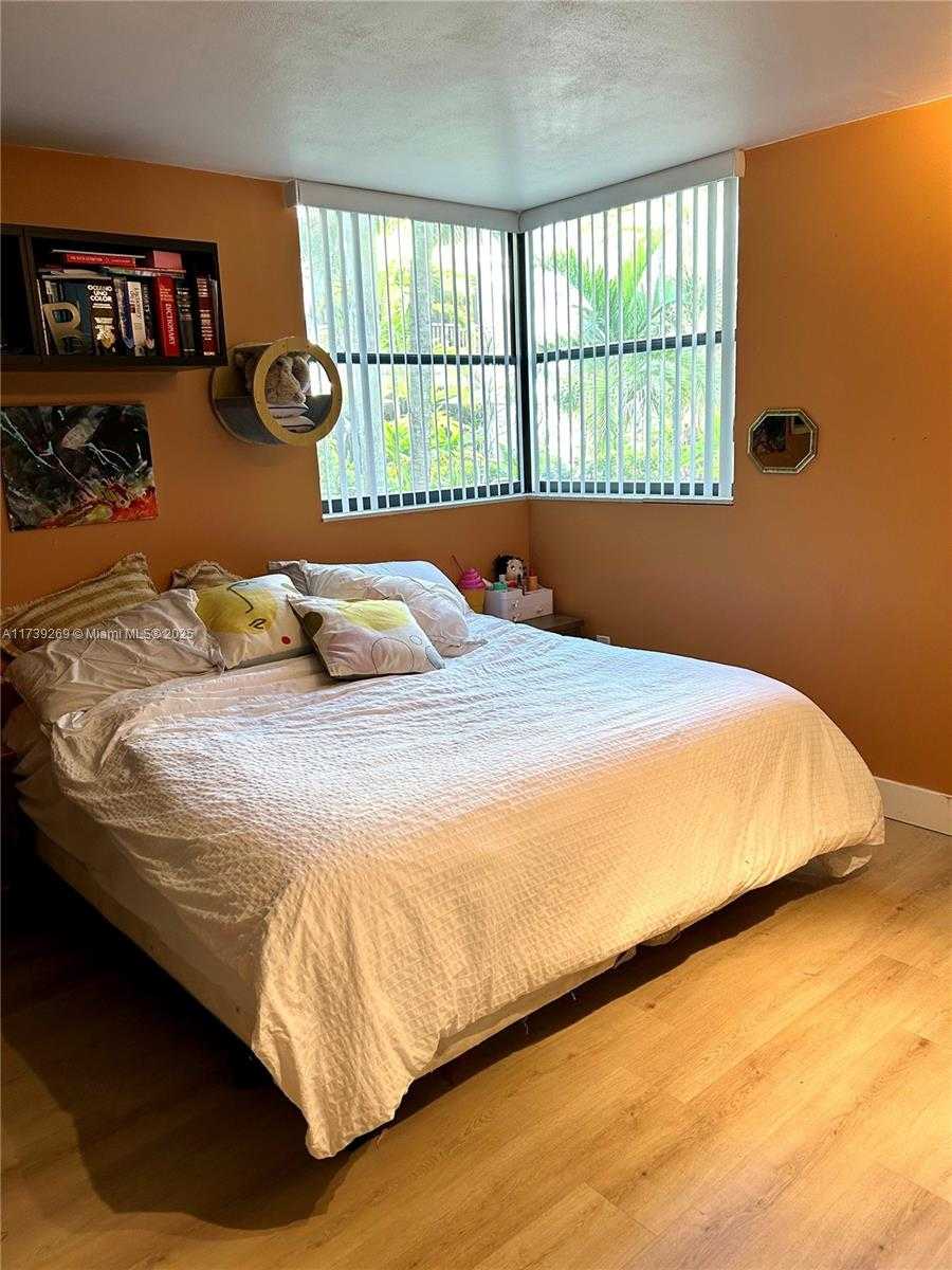 Small Image of 101 OCEAN LANE DR #1017, Key Biscayne Number 17