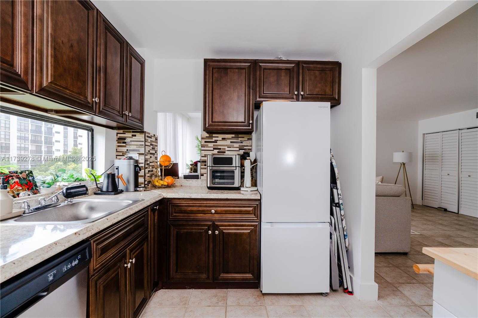 Small Image of 17021 NORTH BAY RD #526, Sunny Isles Beach Number 11