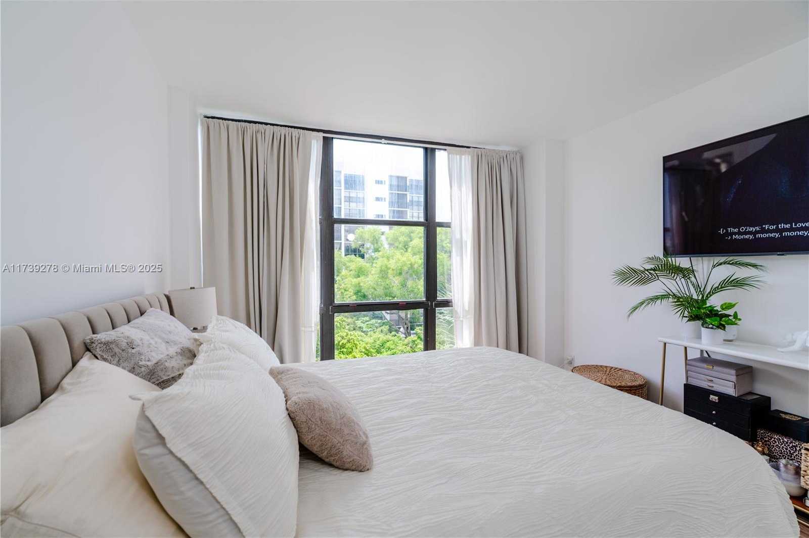Small Image of 17021 NORTH BAY RD #526, Sunny Isles Beach Number 24