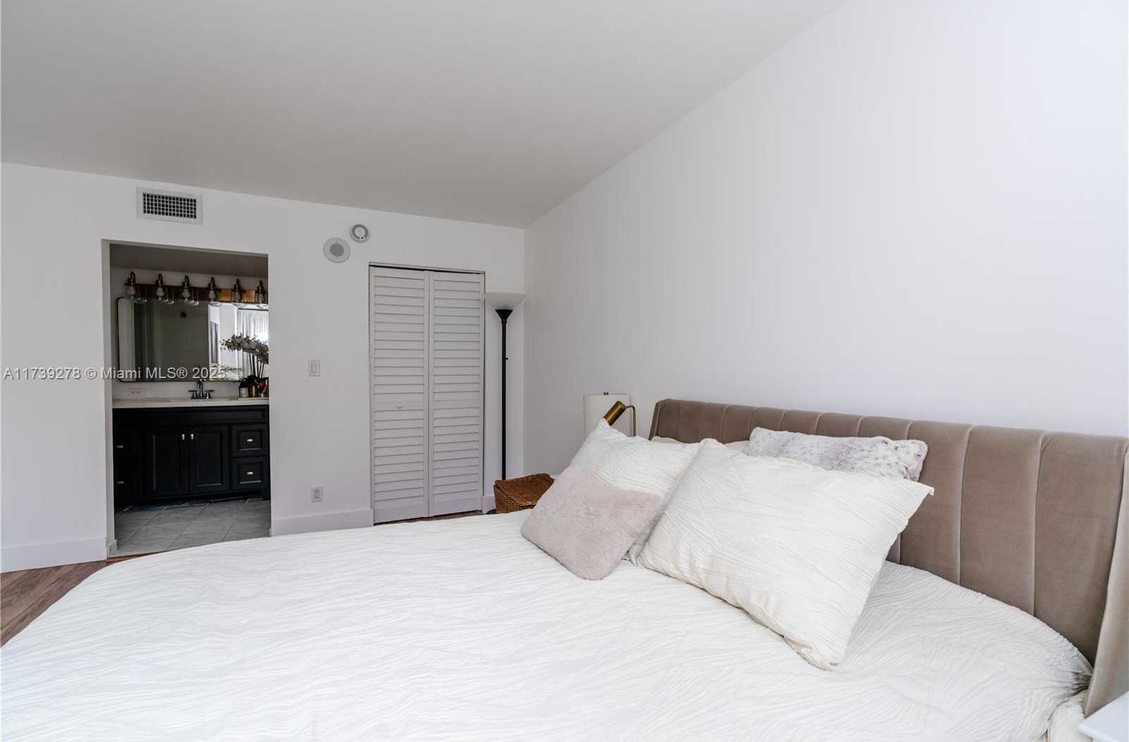 Small Image of 17021 NORTH BAY RD #526, Sunny Isles Beach Number 26