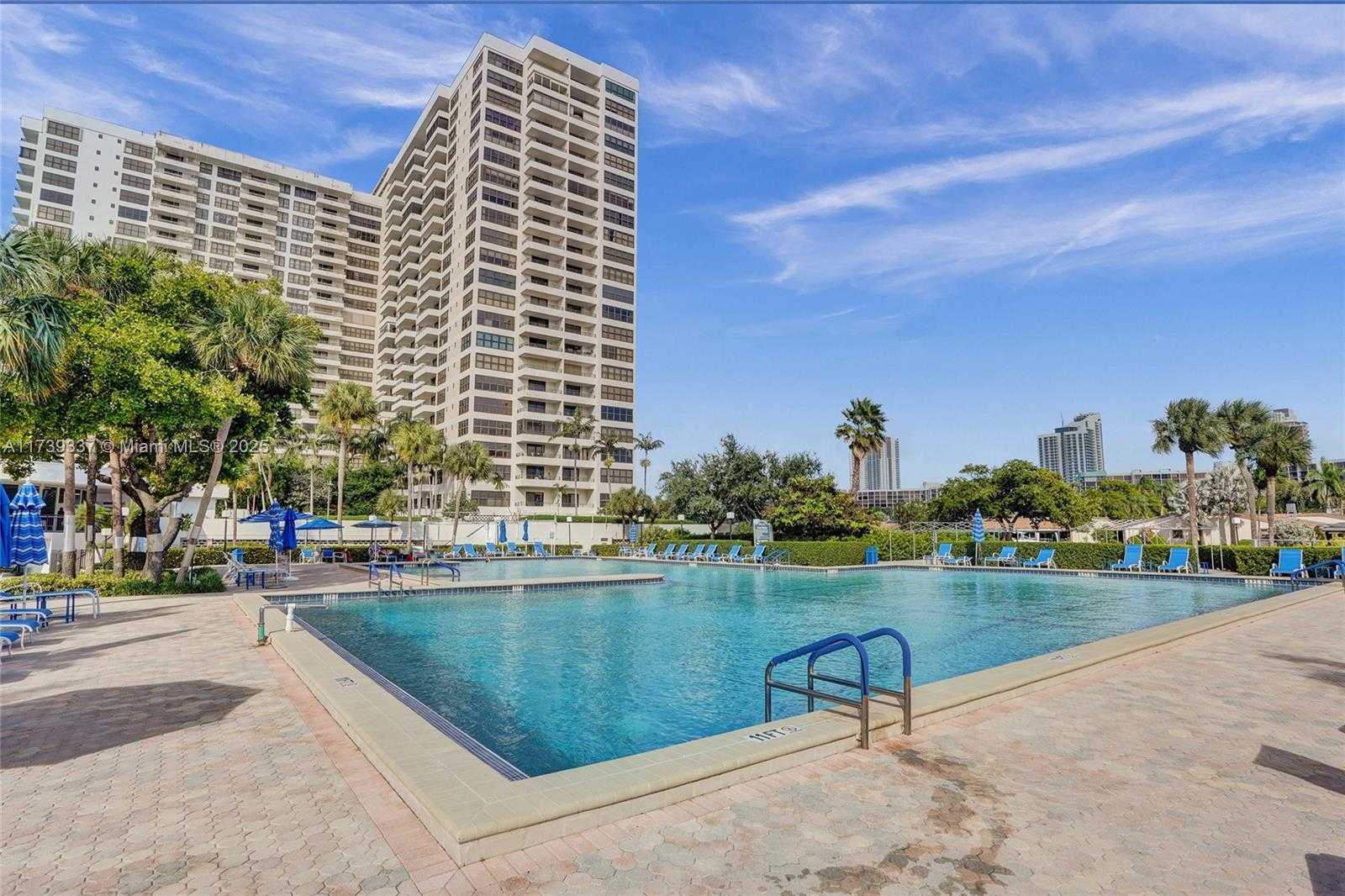 Small Image of 2500 PARKVIEW DR #1811, Hallandale Beach Number 25