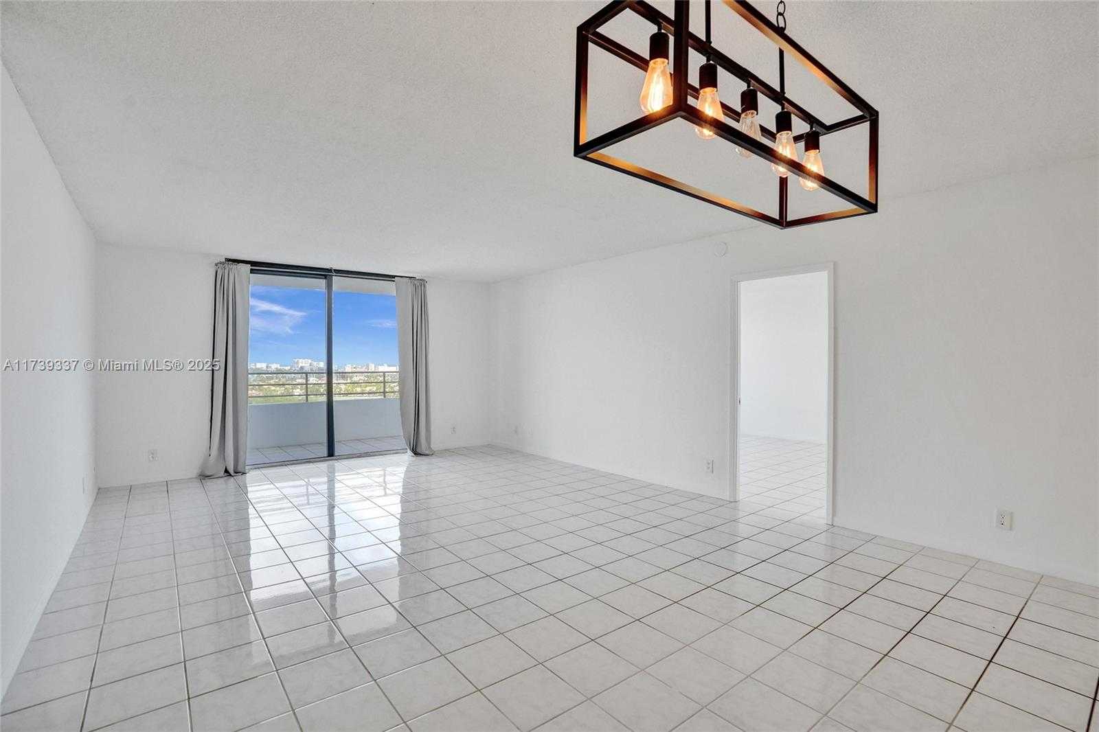 Small Image of 2500 PARKVIEW DR #1811, Hallandale Beach Number 3