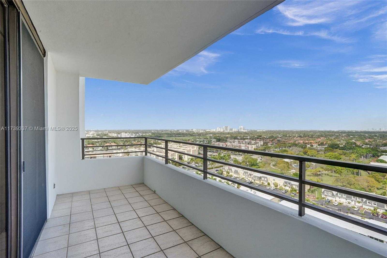 Small Image of 2500 PARKVIEW DR #1811, Hallandale Beach Number 5