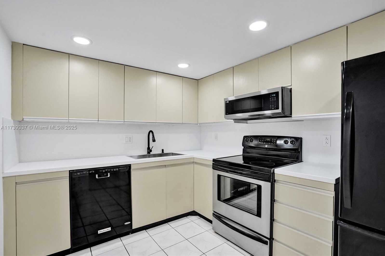Small Image of 2500 PARKVIEW DR #1811, Hallandale Beach Number 6