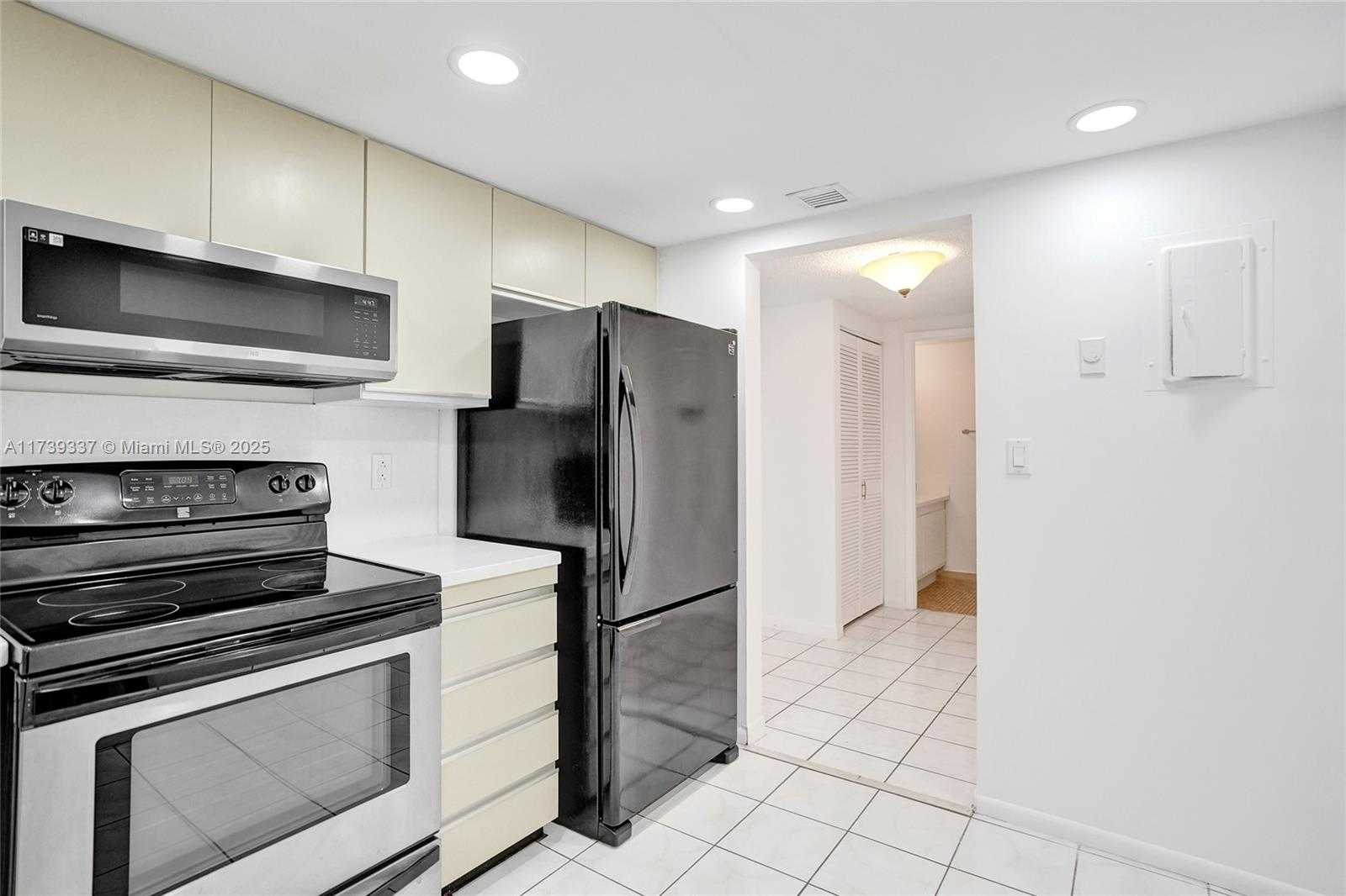Small Image of 2500 PARKVIEW DR #1811, Hallandale Beach Number 7