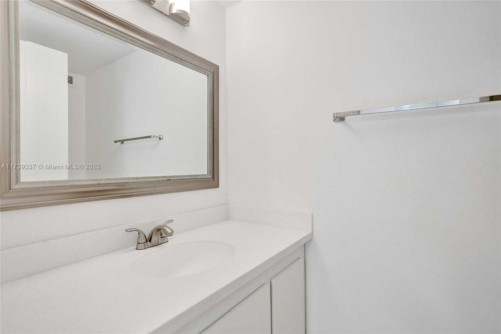 Small Image of 2500 PARKVIEW DR #1811, Hallandale Beach Number 8
