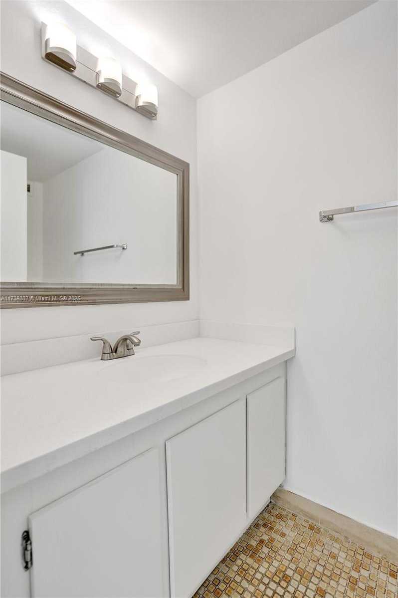 Small Image of 2500 PARKVIEW DR #1811, Hallandale Beach Number 9