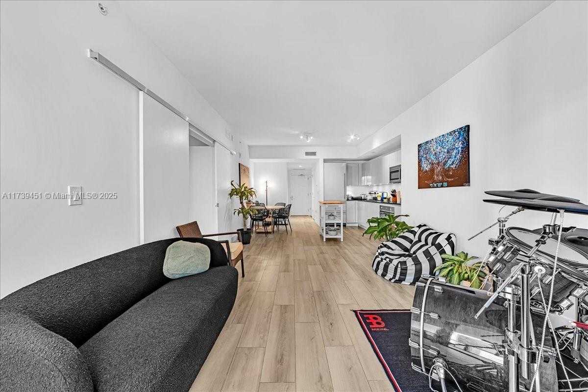 Small Image of 1010 BRICKELL AVE #2208, Miami Number 4