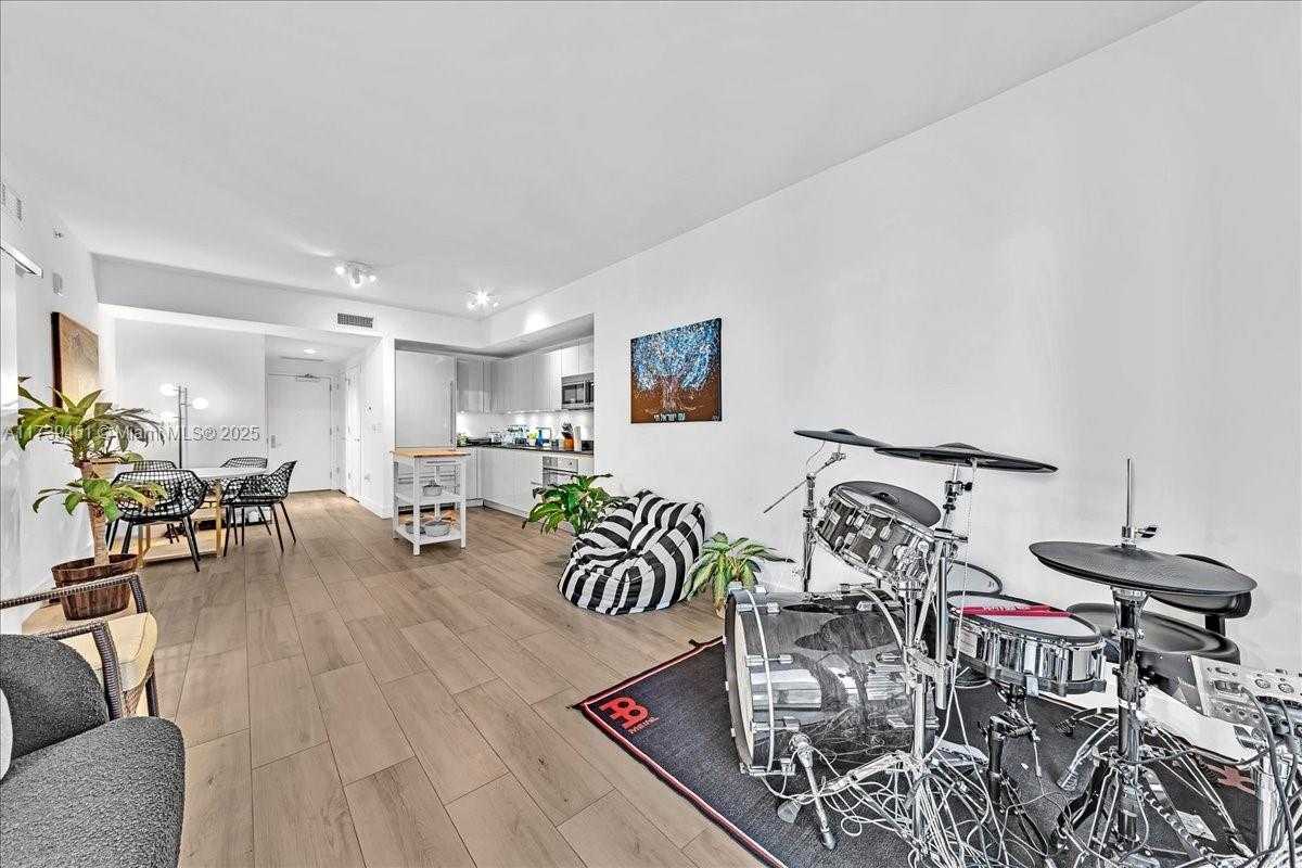 Small Image of 1010 BRICKELL AVE #2208, Miami Number 5