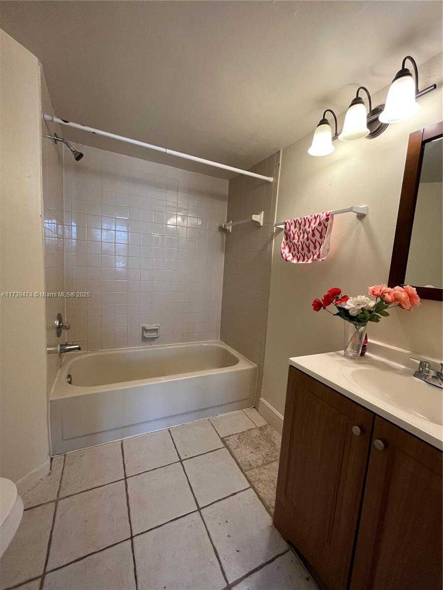 Small Image of 210 LAKE POINTE DR #107, Oakland Park Number 12