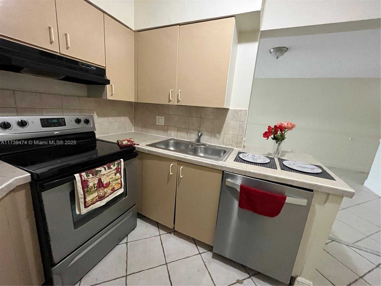 Small Image of 210 LAKE POINTE DR #107, Oakland Park Number 2