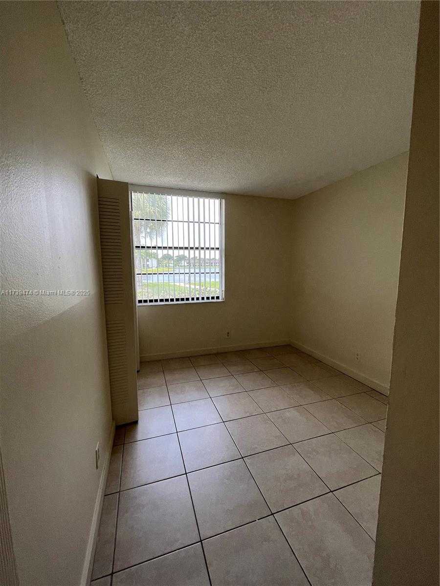 Small Image of 210 LAKE POINTE DR #107, Oakland Park Number 7