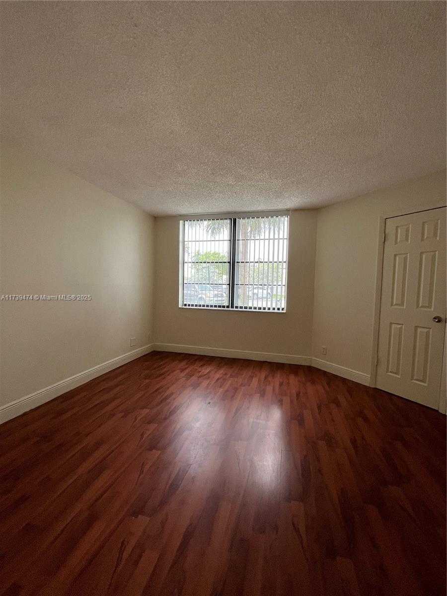 Small Image of 210 LAKE POINTE DR #107, Oakland Park Number 9