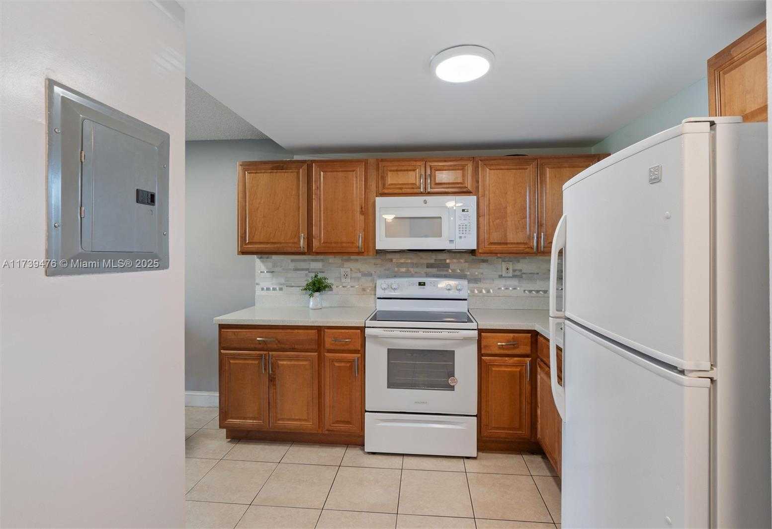 Small Image of 9761 SUNRISE LAKES BLVD #107, Sunrise Number 16