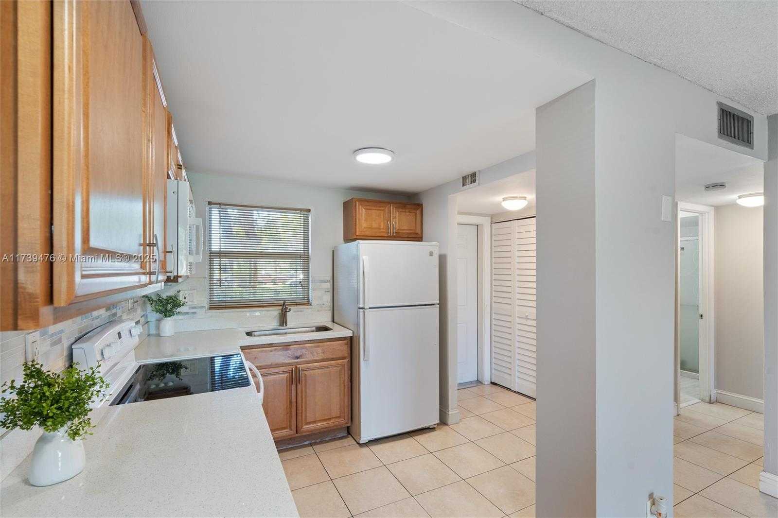 Small Image of 9761 SUNRISE LAKES BLVD #107, Sunrise Number 3
