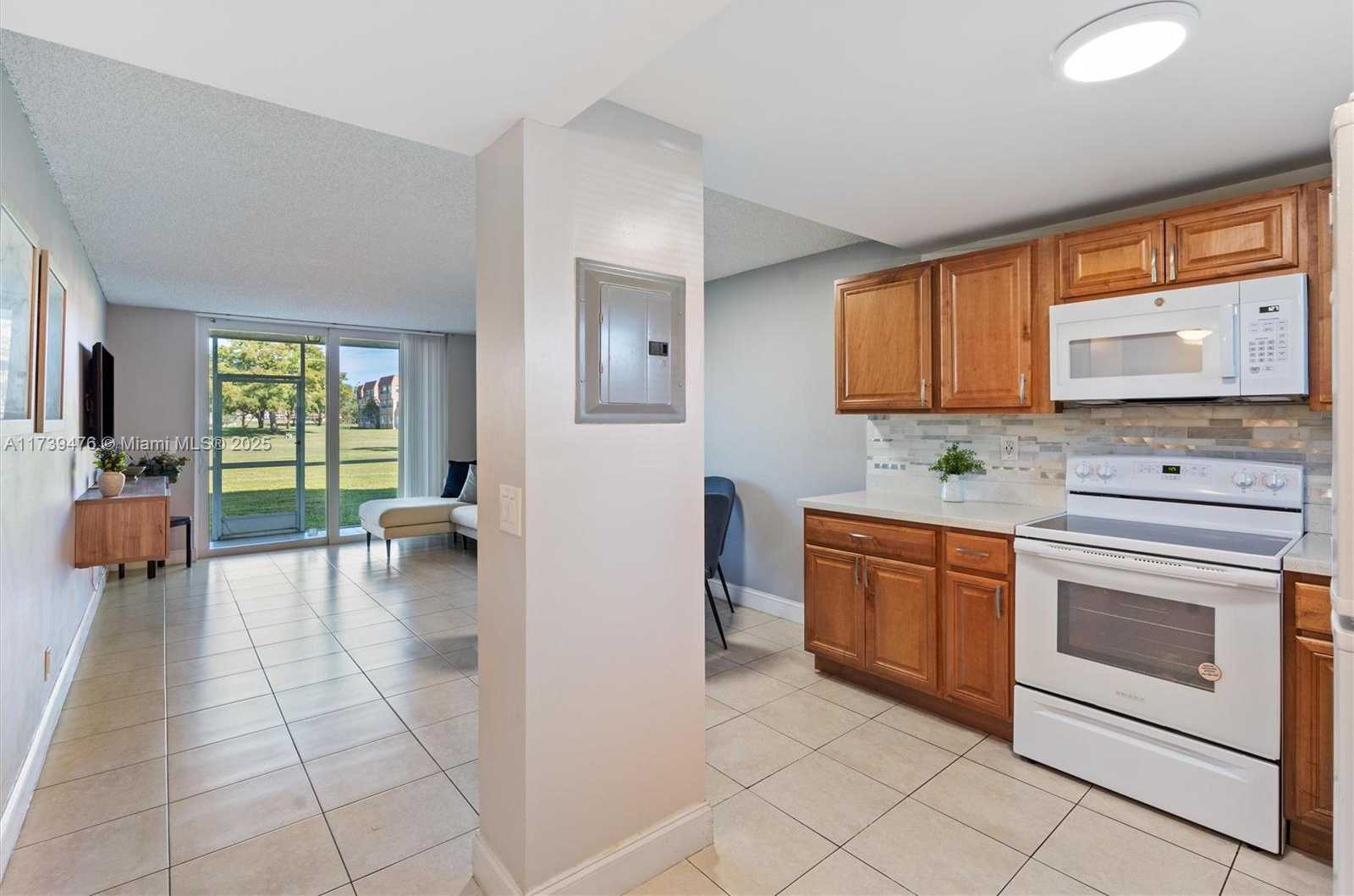 Small Image of 9761 SUNRISE LAKES BLVD #107, Sunrise Number 4